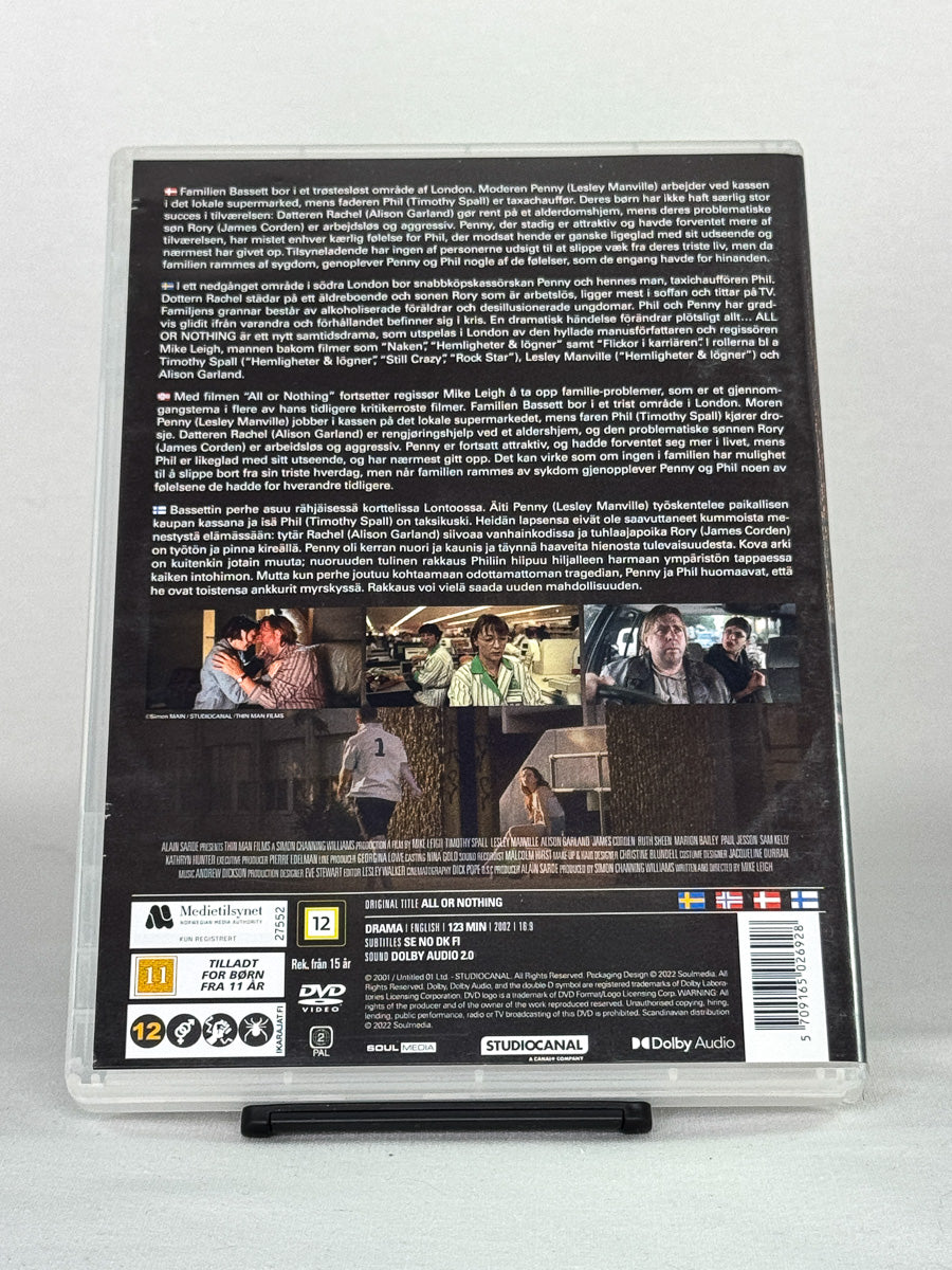 DVD-bakside til filmen All or Nothing
Baksiden viser info, spesifikasjoner og eventuell ekstratekst – produktbilde fra nettbutikken Brukbar Film