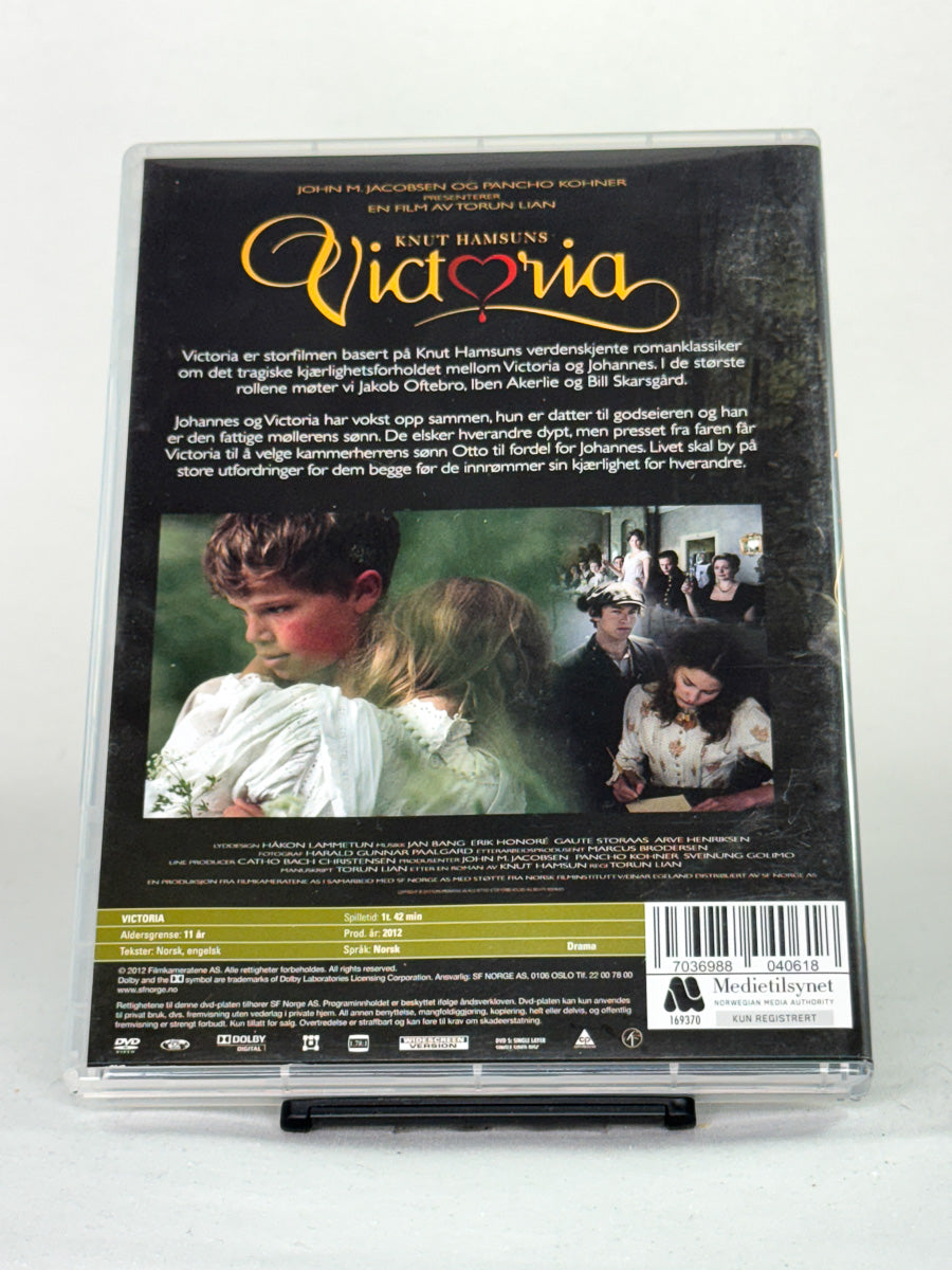 DVD-bakside til filmen Victoria
Baksiden viser info, spesifikasjoner og eventuell ekstratekst – produktbilde fra nettbutikken Brukbar Film