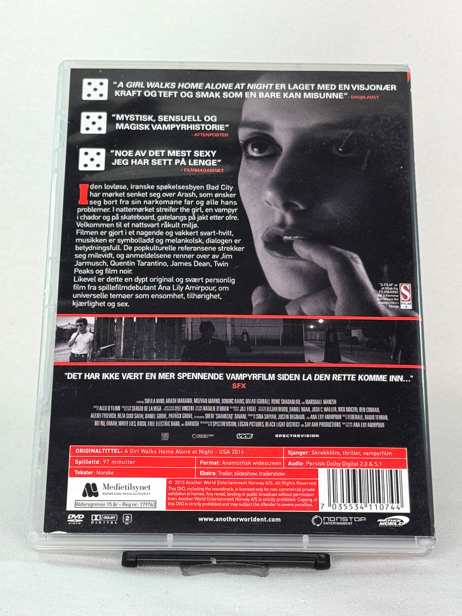 Bakside av DVD-cover til A Girl Walks Home Alone at Night, brukt indiefilm på DVD, moderne vampyrklassiker fra Another World Entertainment hos Brukbar Film.