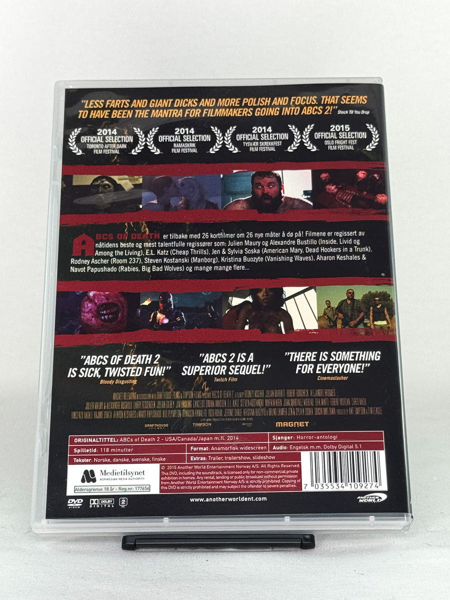 DVD-bakside til filmen ABCs of Death 2
Baksiden viser info, spesifikasjoner og eventuell ekstratekst – produktbilde fra nettbutikken Brukbar Film
