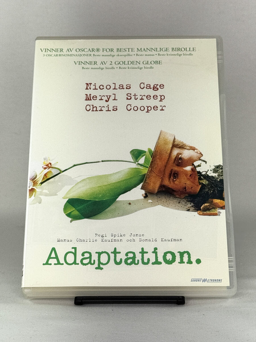DVD-forside til filmen Adaptation
Originalt cover brukt for produktbilde i nettbutikken Brukbar Film