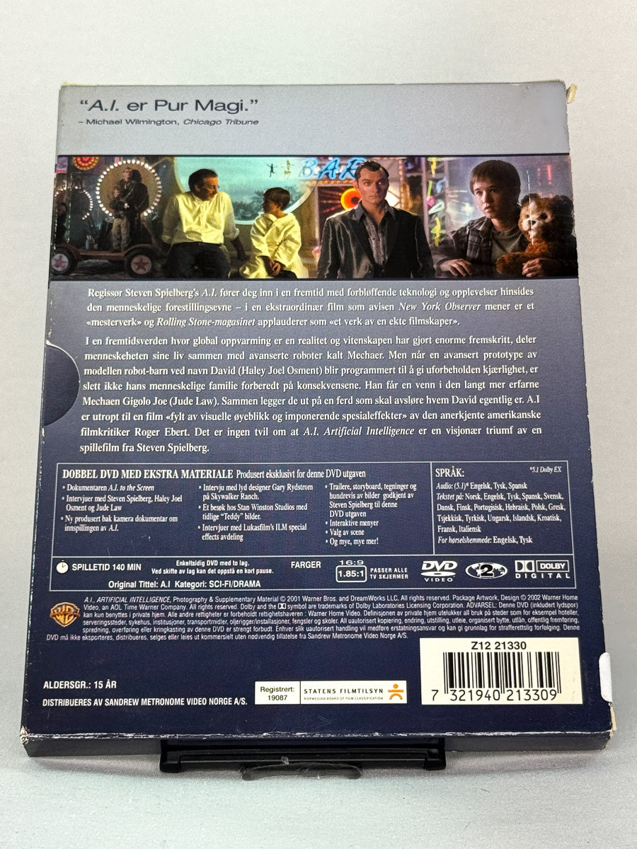 Bakside av DVD-cover til A.I. Artificial Intelligence – regissert av Steven Spielberg, basert på Stanley Kubricks idé, original brukt DVD-utgave tilgjengelig hos Brukbar Film.