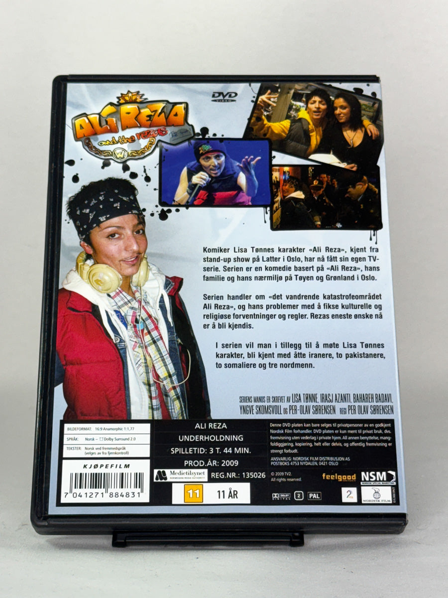 DVD-bakside til filmen Ali Reza and the Rezas
Baksiden viser info, spesifikasjoner og eventuell ekstratekst – produktbilde fra nettbutikken Brukbar Film