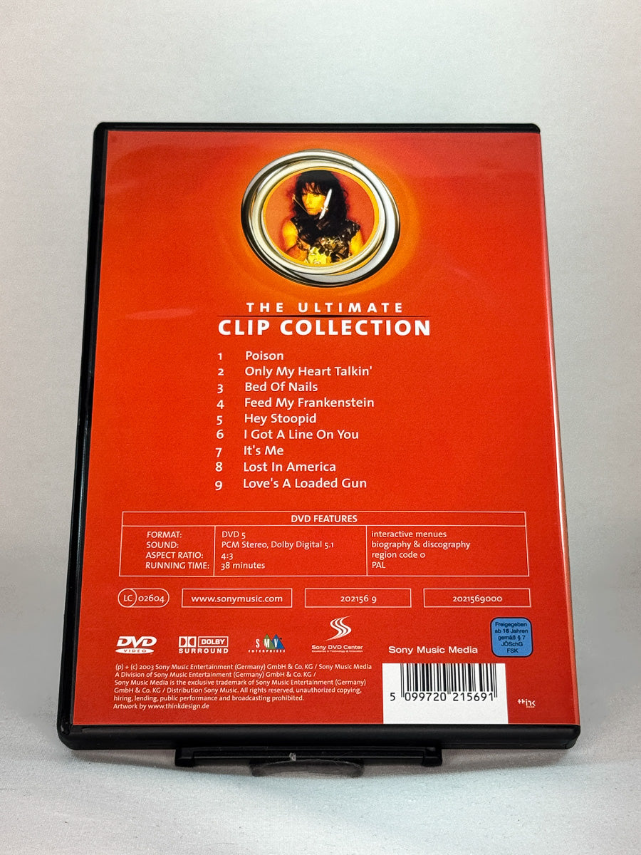 Bakside av DVD-cover til Alice Cooper – The Ultimate Clip Collection med komplett låtoversikt og produksjonsdetaljer – original brukt musikk-DVD hos Brukbar Film.