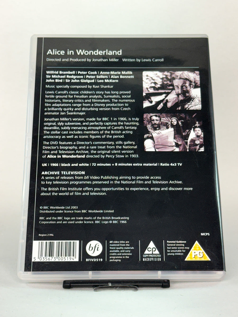 Bakside av DVD-cover til Alice in Wonderland – britisk TV-klassiker med surrealistisk stil og sterke skuespillerprestasjoner, bruktfilm på DVD hos Brukbar Film.