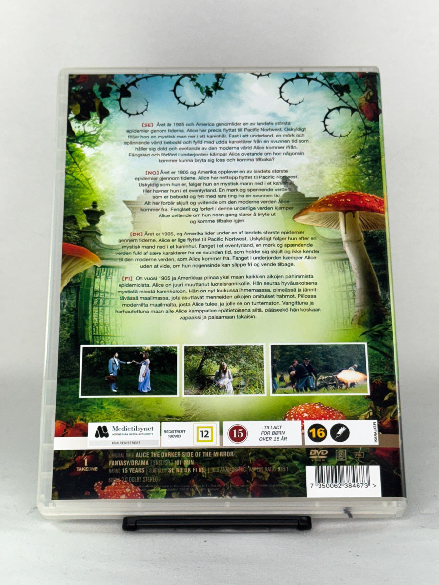 DVD-bakside til filmen Alice: The Darker Side of the Mirror
Baksiden viser info, spesifikasjoner og eventuell ekstratekst – produktbilde fra nettbutikken Brukbar Film