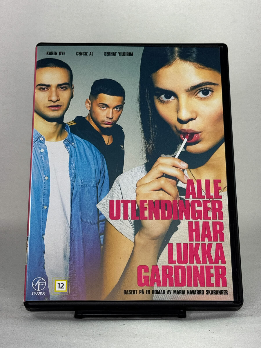 DVD-forside til filmen Alle utlendinger har lukka gardiner
Originalt cover brukt for produktbilde i nettbutikken Brukbar Film