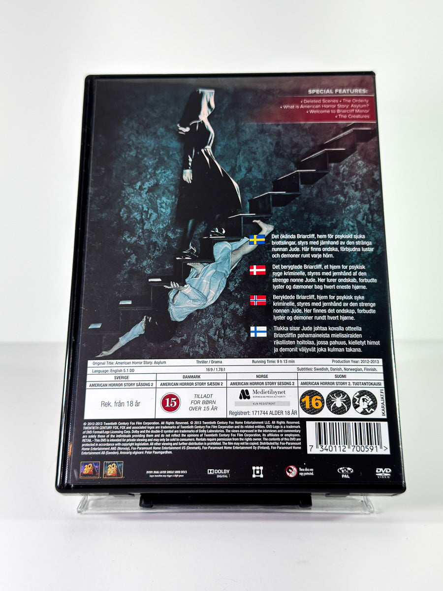 Bakside av cover til American Horror Story – Asylum på DVD