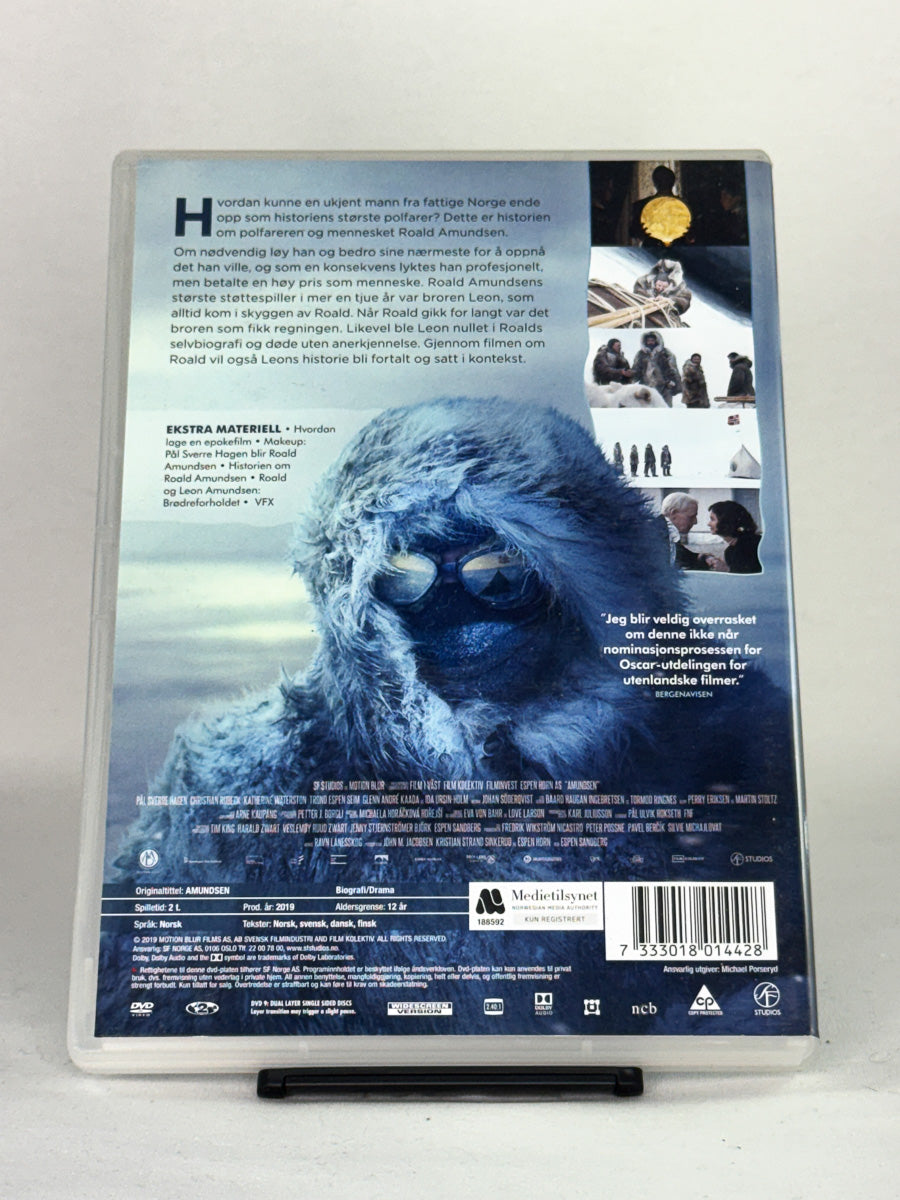 DVD-bakside til filmen Amundsen
Baksiden viser info, spesifikasjoner og eventuell ekstratekst – produktbilde fra nettbutikken Brukbar Film