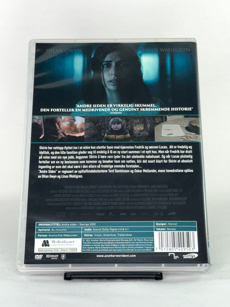 DVD-bakside til filmen Andre siden
Baksiden viser info, spesifikasjoner og eventuell ekstratekst – produktbilde fra nettbutikken Brukbar Film
