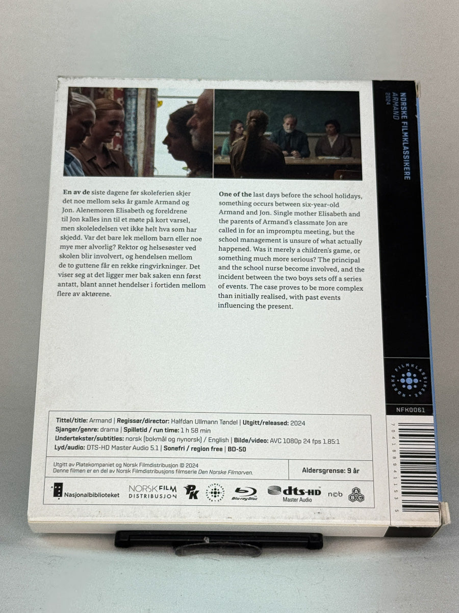 Bakside av Blu-ray-cover til Armand – psykologisk drama om relasjoner og makt, utgitt i serien Norske Filmklassikere, brukt Blu-ray hos Brukbar Film.