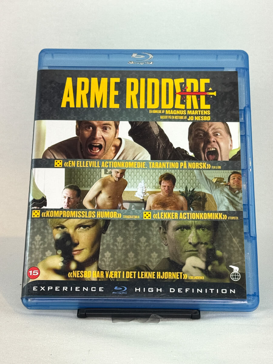 Forside av DVD-cover til Arme Riddere – norsk actionkomedie, brukt filmomslag fra Brukbar Film