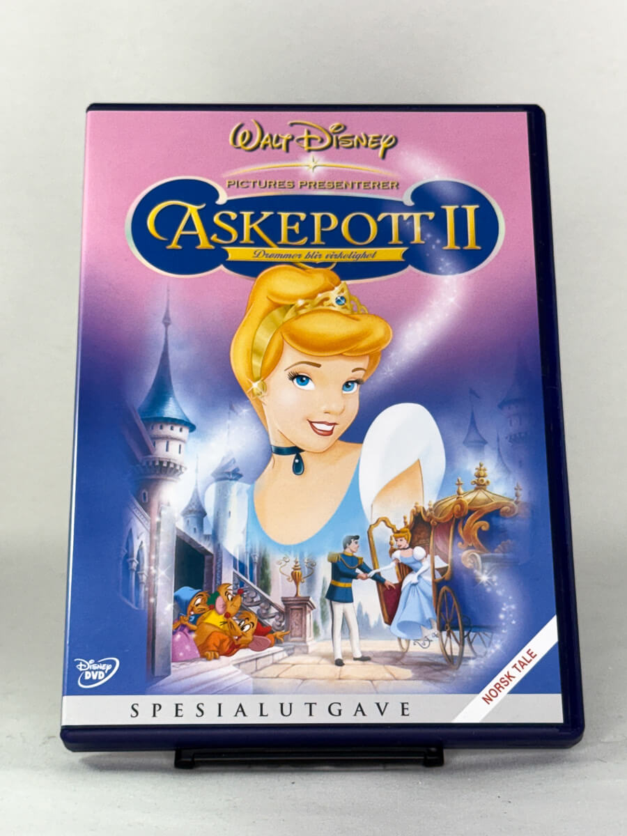 DVD-forside til filmen Askepott II – Drømmer blir virkelighet
Originalt cover brukt for produktbilde i nettbutikken Brukbar Film