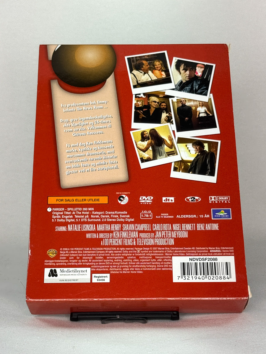 Bakside av DVD-cover til At the Hotel – brukt originalfilm på DVD, tilgjengelig hos Brukbar Film.