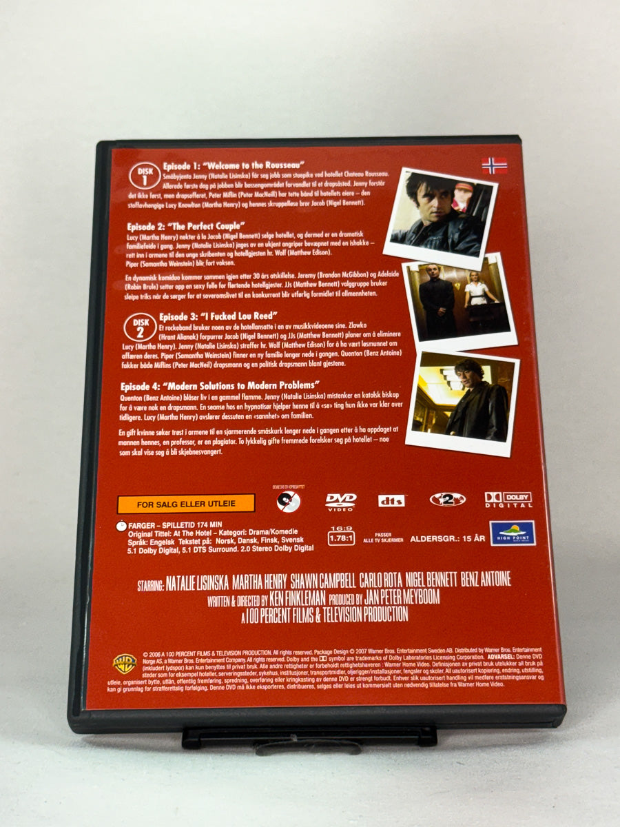 Bakside av At the Hotel – brukt DVD-cover tilgjengelig hos Brukbar Film.