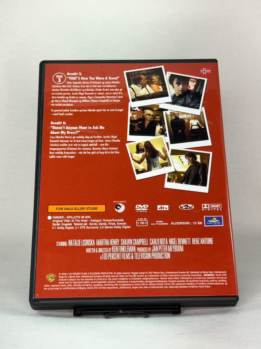Bakside av At the Hotel – original brukt DVD-utgave tilgjengelig hos Brukbar Film.