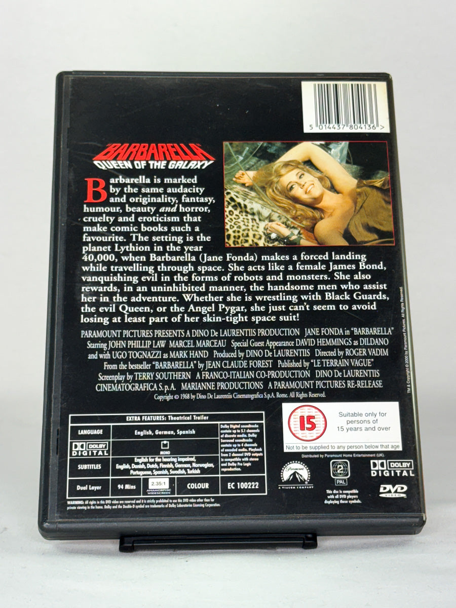 DVD-bakside til filmen Barbarella: Queen of the Galaxy
Baksiden viser info, spesifikasjoner og eventuell ekstratekst – produktbilde fra nettbutikken Brukbar Film