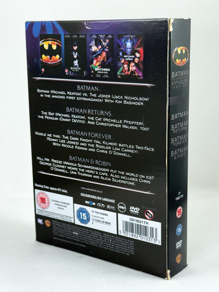 Bakside av DVD-coveret til Batman: The Motion Picture Anthology 1989–1997, med oversikt over filmer og innhold i denne brukte DVD-samleutgaven hos Brukbar Film.