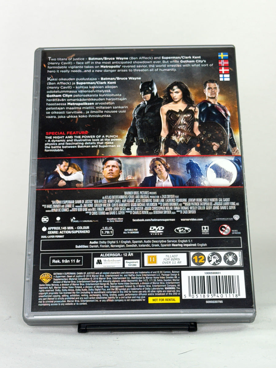 Bakside av Batman v Superman: Dawn of Justice – actionfylt møte mellom to legendariske helter, brukt DVD fra Brukbar Film.