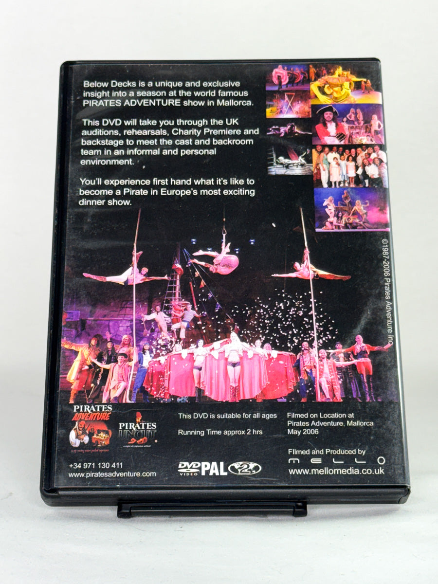 Bakside av Below Decks – Pirates – visuell opplevelse full av kostymer, musikk og sjørøverstemning, brukt DVD fra Brukbar Film.