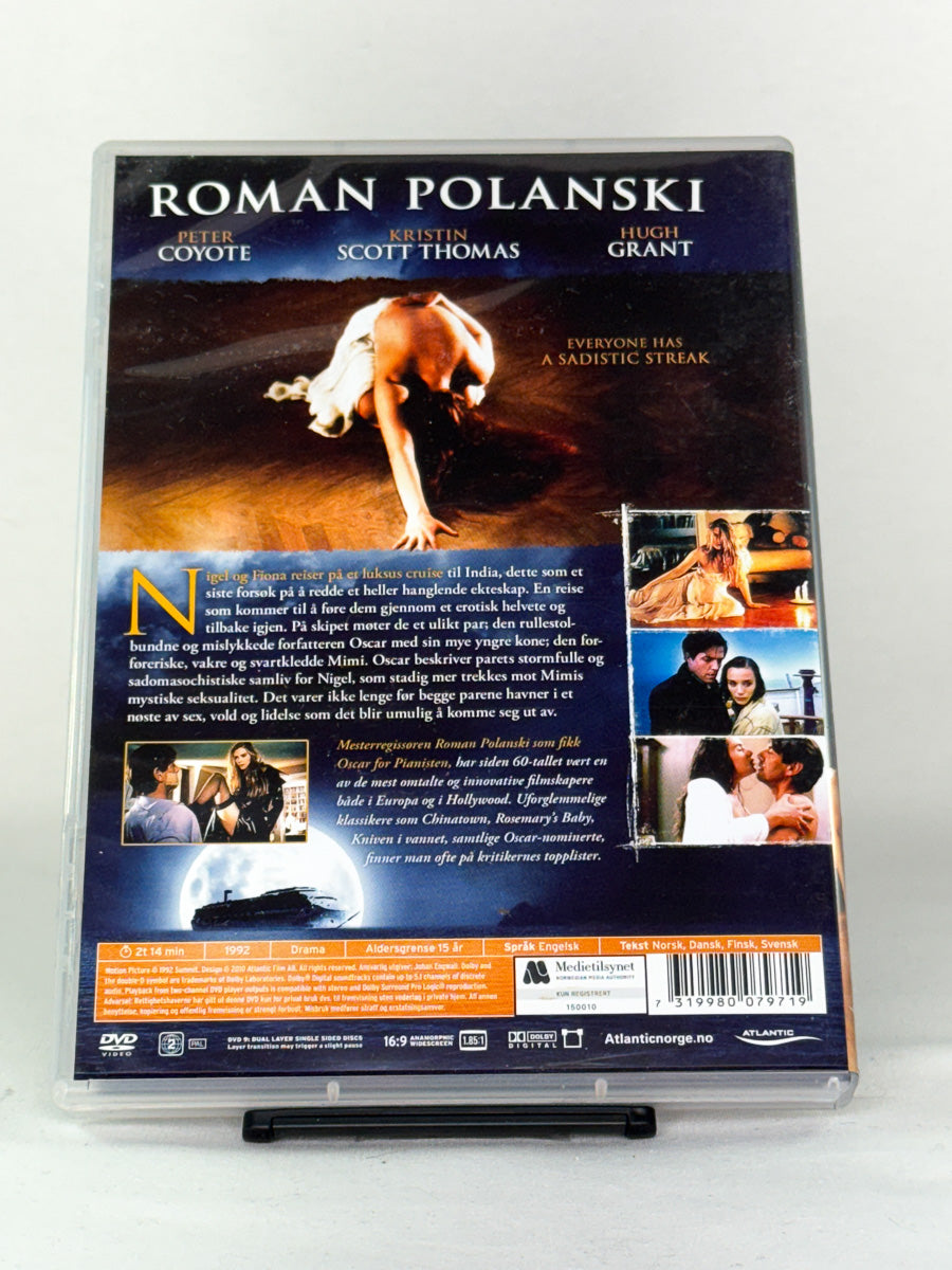 DVD-bakside til filmen Bitter Moon
Baksiden viser info, spesifikasjoner og eventuell ekstratekst – produktbilde fra nettbutikken Brukbar Film