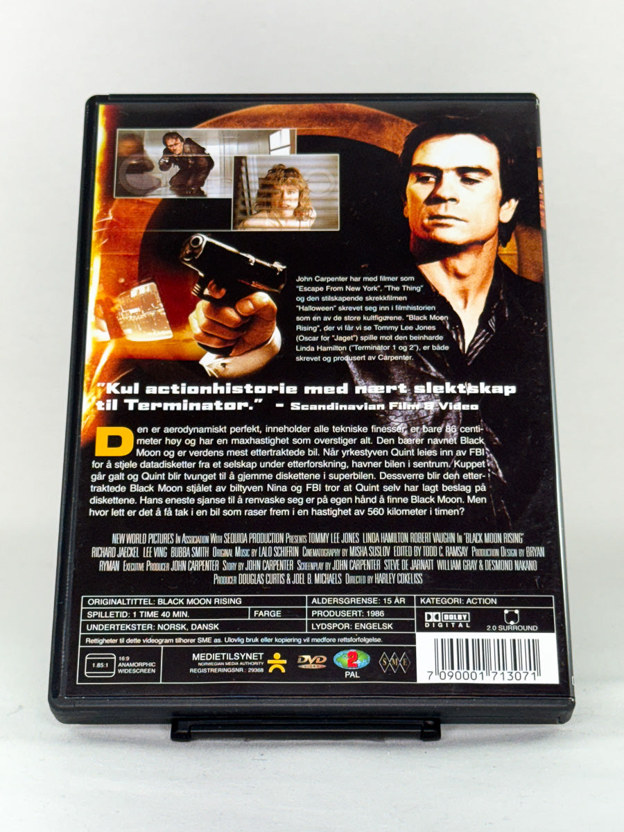 Bakside av Black Moon Rising – adrenalinfylt actionfilm skrevet av John Carpenter, brukt original-DVD hos Brukbar Film.