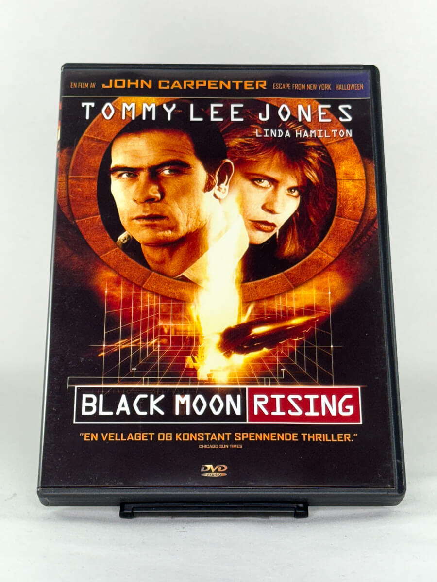 Forside av DVD-cover til actionthrilleren Black Moon Rising med Tommy Lee Jones og Linda Hamilton – 80-tallsklassiker hos Brukbar Film.