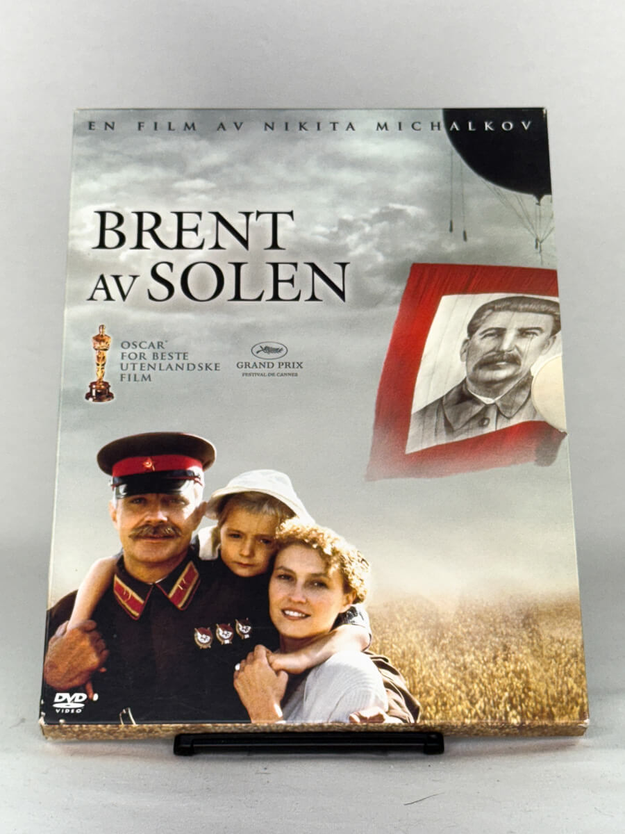 DVD-forside til filmen Brent av solen
Originalt cover brukt for produktbilde i nettbutikken Brukbar Film