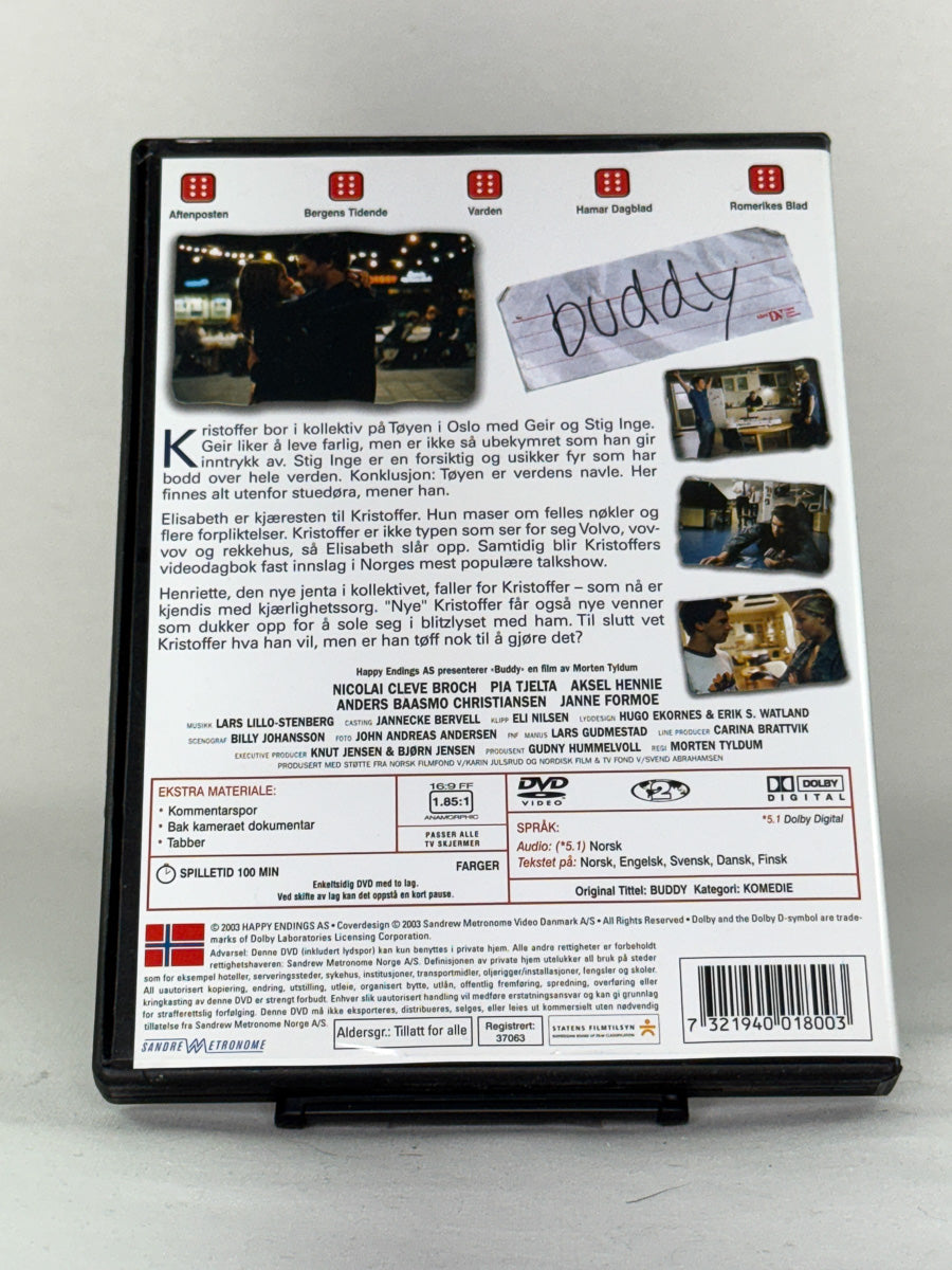 DVD-bakside til filmen Buddy
Baksiden viser info, spesifikasjoner og eventuell ekstratekst – produktbilde fra nettbutikken Brukbar Film