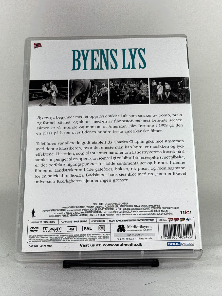 DVD-bakside til filmen Byens lys
Baksiden viser info, spesifikasjoner og eventuell ekstratekst – produktbilde fra nettbutikken Brukbar Film