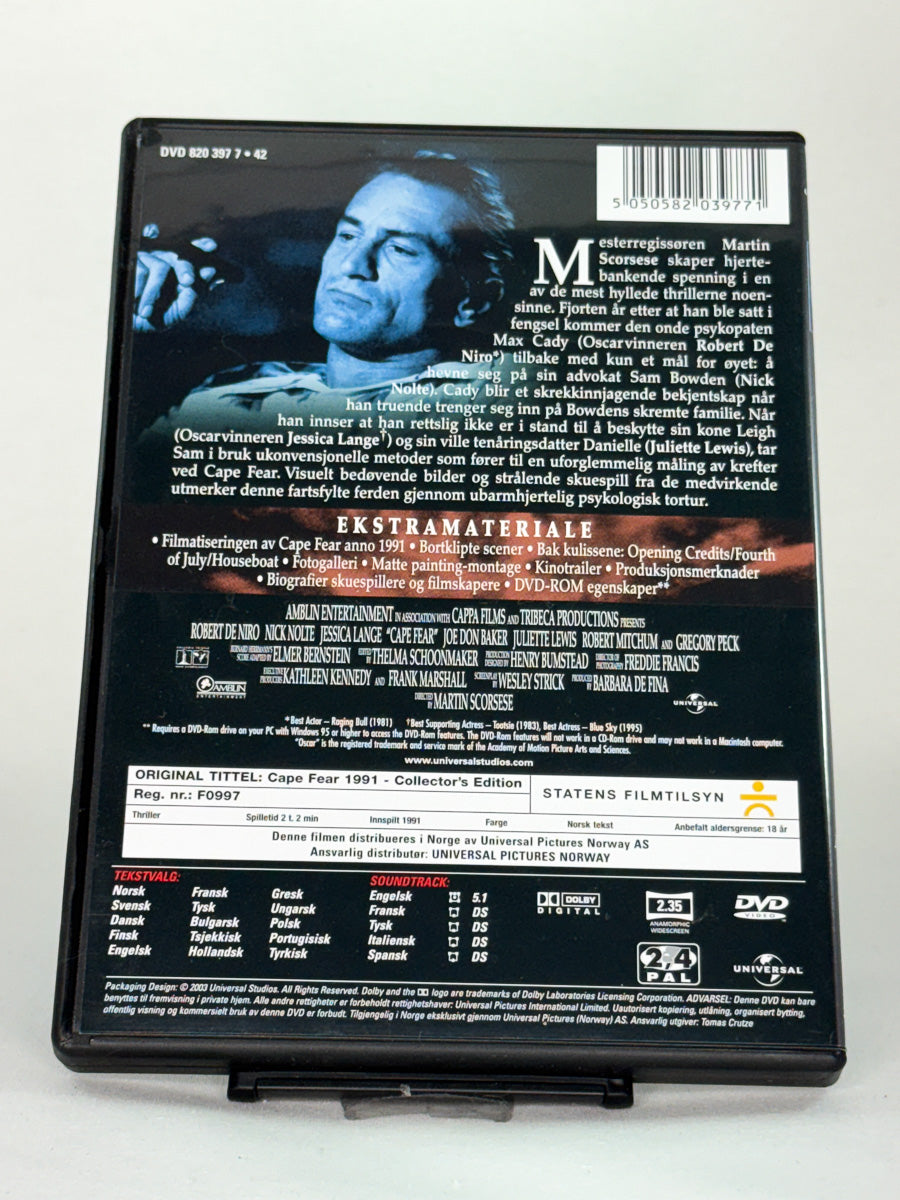Bakside av DVD-cover til Cape Fear (1991) – informasjon om Scorseses psykologiske mesterverk med De Niro, Nolte og Lange, original brukt thrillerfilm på DVD hos Brukbar Film.