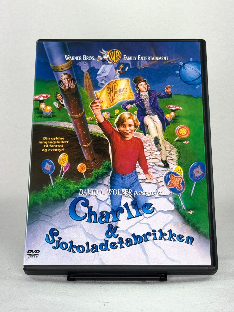 DVD-cover-forside til filmen Charlie og sjokoladefabrikken – Brukt DVD fra nettbutikken Brukbar Film