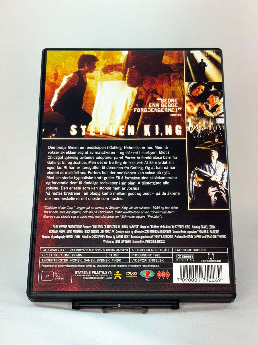 Bakside av DVD-coveret til Children of the Corn III – mørk og intens oppfølger i Stephen Kings serie, brukt skrekkfilm på DVD fra Brukbar Film.