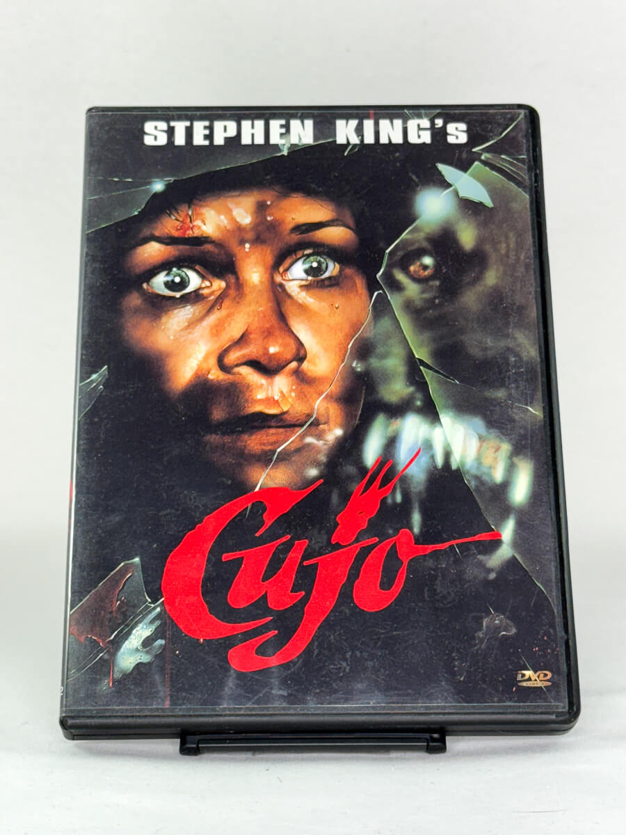 Forside av filmcover til brukt DVD Cujo – Stephen King-basert skrekkklassiker på brukt DVD fra Brukbar Film