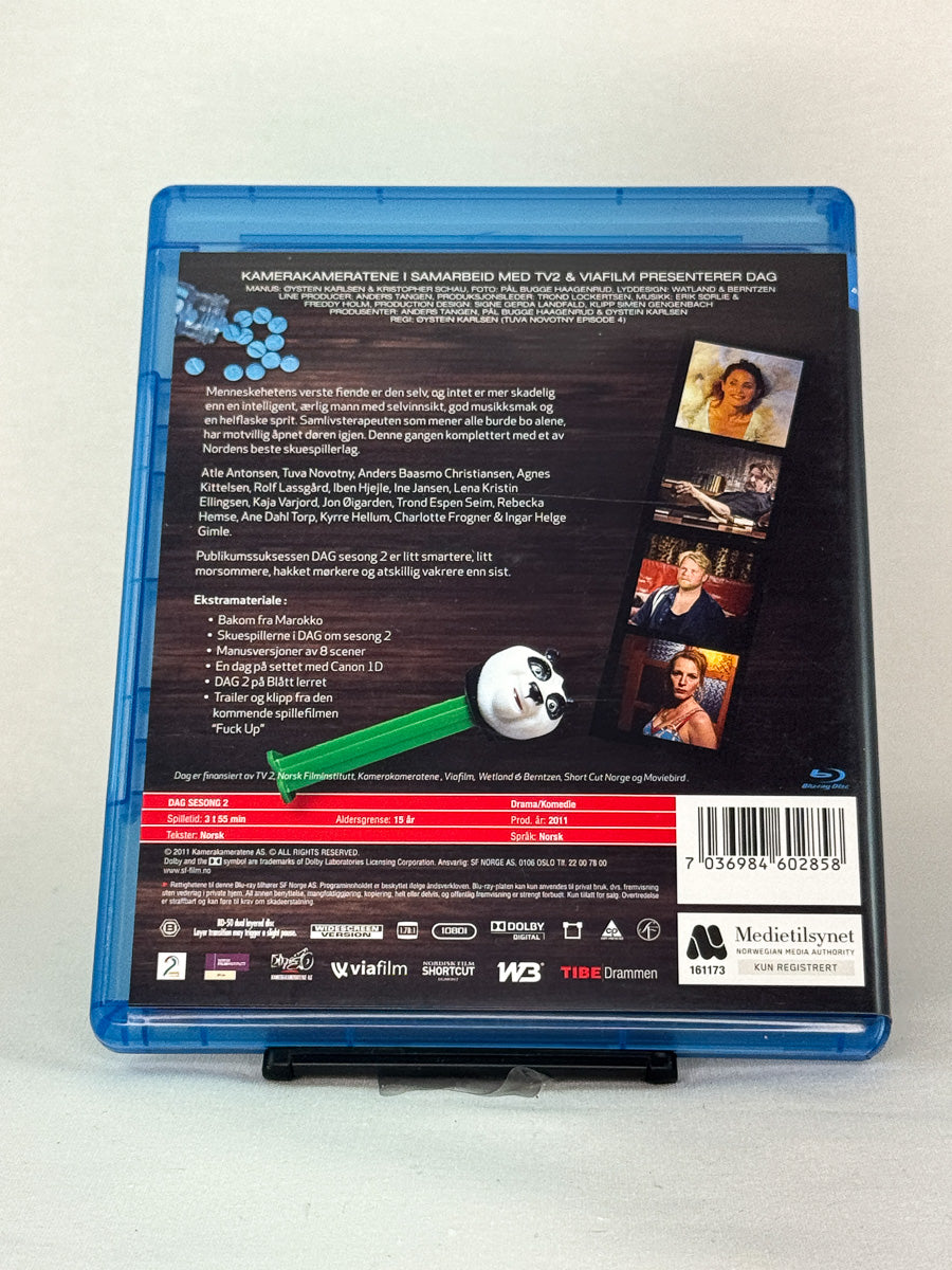 Bakside av DVD-cover til Dag – Sesong 2 – bakside med episodeliste og info, brukt serieomslag fra Brukbar Film
