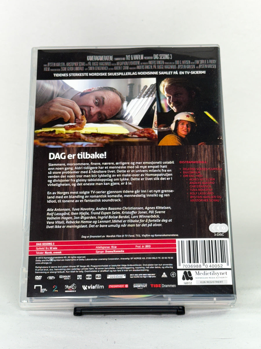 DVD-bakside til filmen Dag - Sesong 3
Baksiden viser info, spesifikasjoner og eventuell ekstratekst – produktbilde fra nettbutikken Brukbar Film