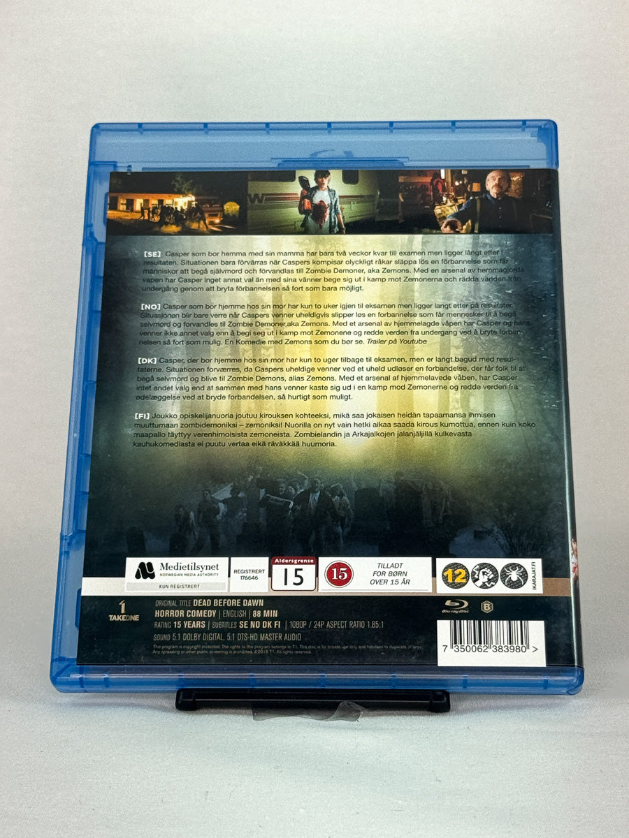 Bakside av Blu-ray-cover til Dead Before Dawn – brukt originalfilm i zombie-sjangeren, tilgjengelig hos Brukbar Film