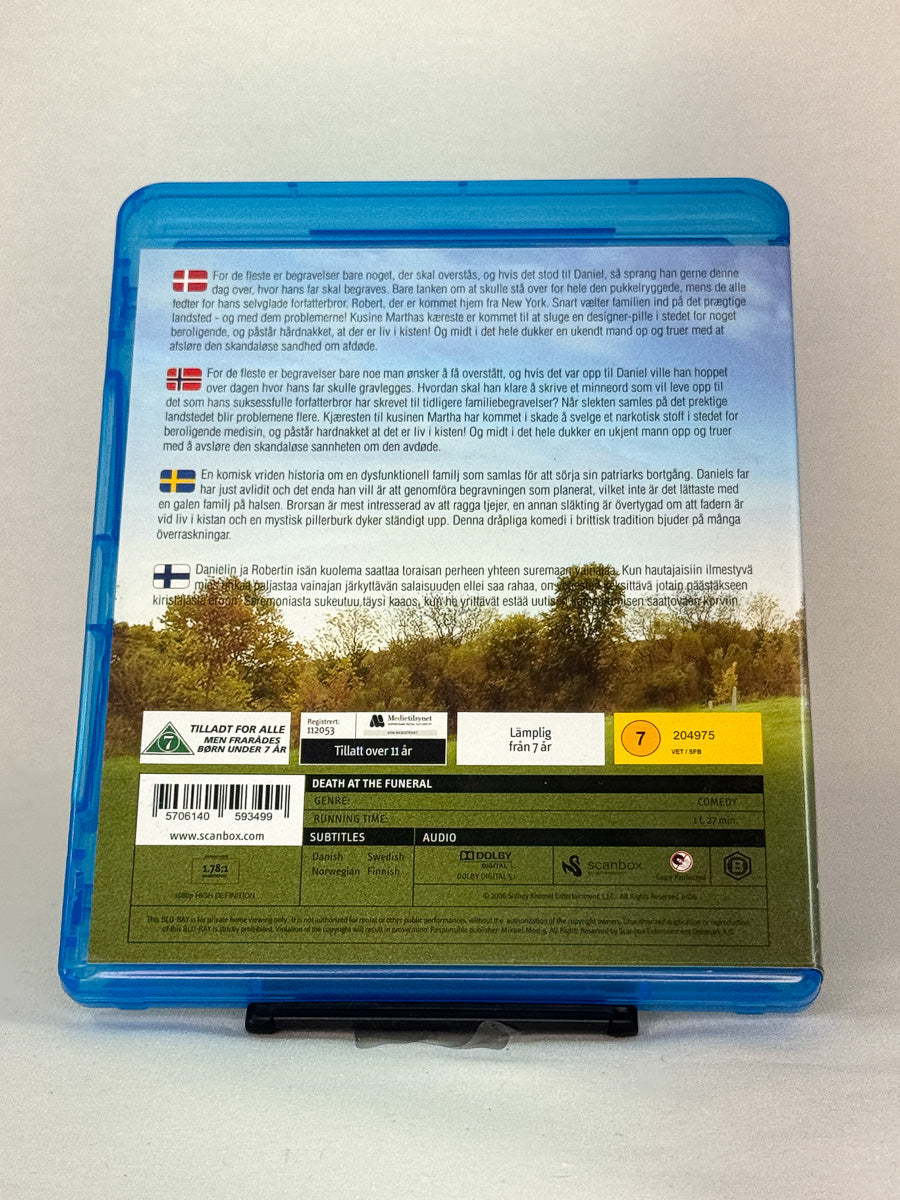 Bakside av Blu-ray-cover til Death at a Funeral – brukt originalfilm i svart humor-sjangeren, tilgjengelig hos Brukbar Film
