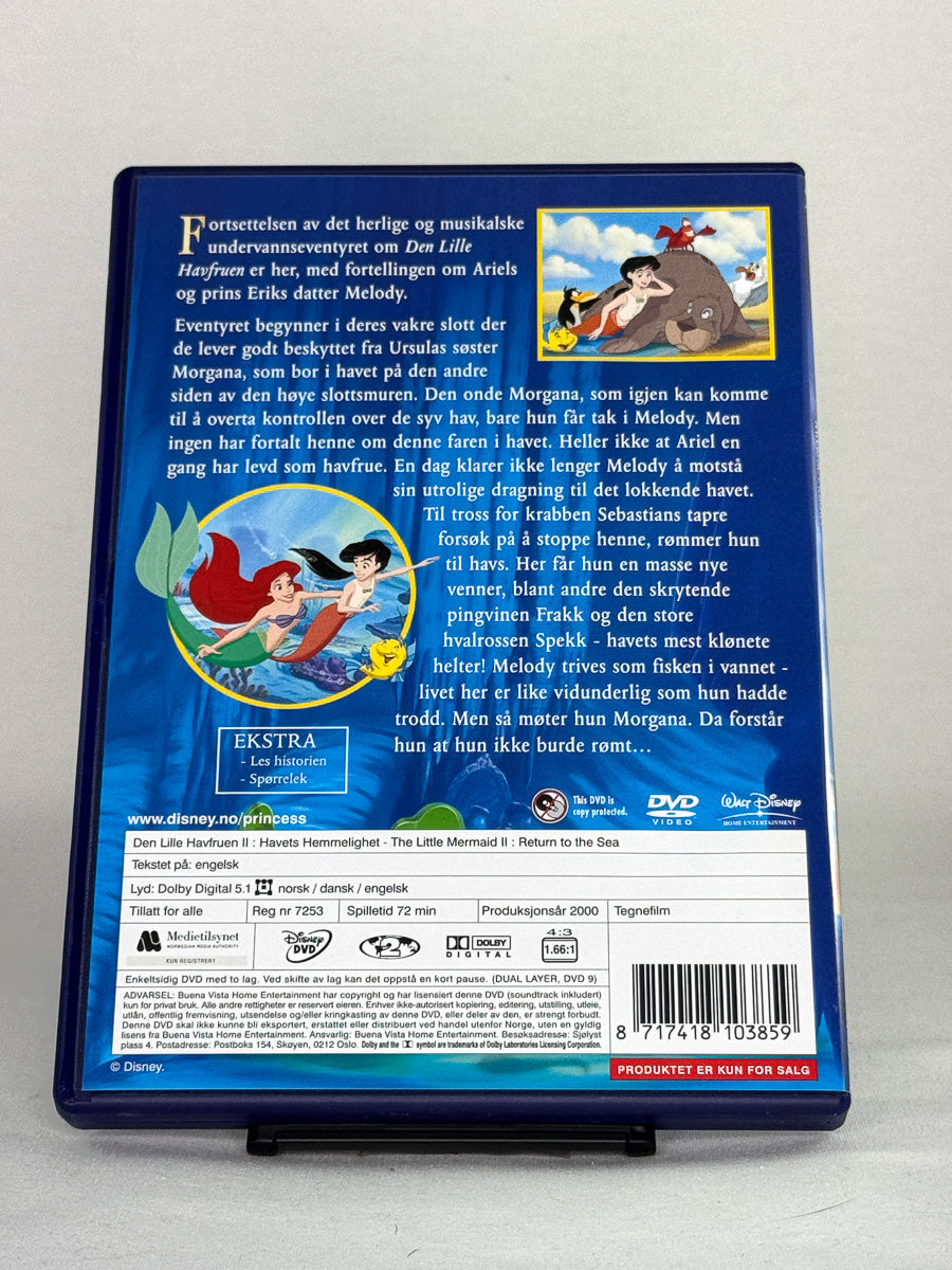 DVD-bakside til filmen Den Lille Havfruen II: Havets Hemmelighet
Baksiden viser info, spesifikasjoner og eventuell ekstratekst – produktbilde fra nettbutikken Brukbar Film