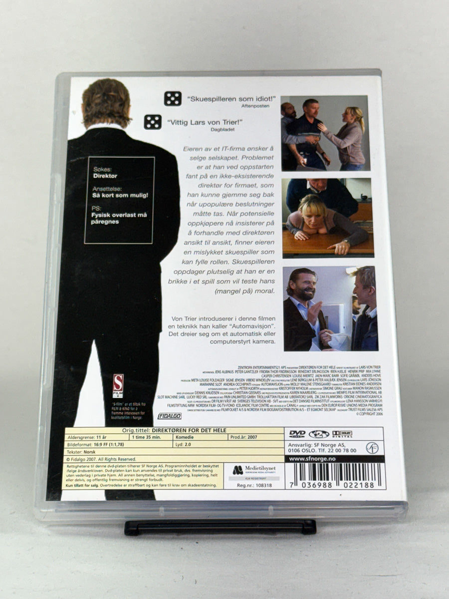 DVD-bakside til filmen Direktøren for det hele
Baksiden viser info, spesifikasjoner og eventuell ekstratekst – produktbilde fra nettbutikken Brukbar Film