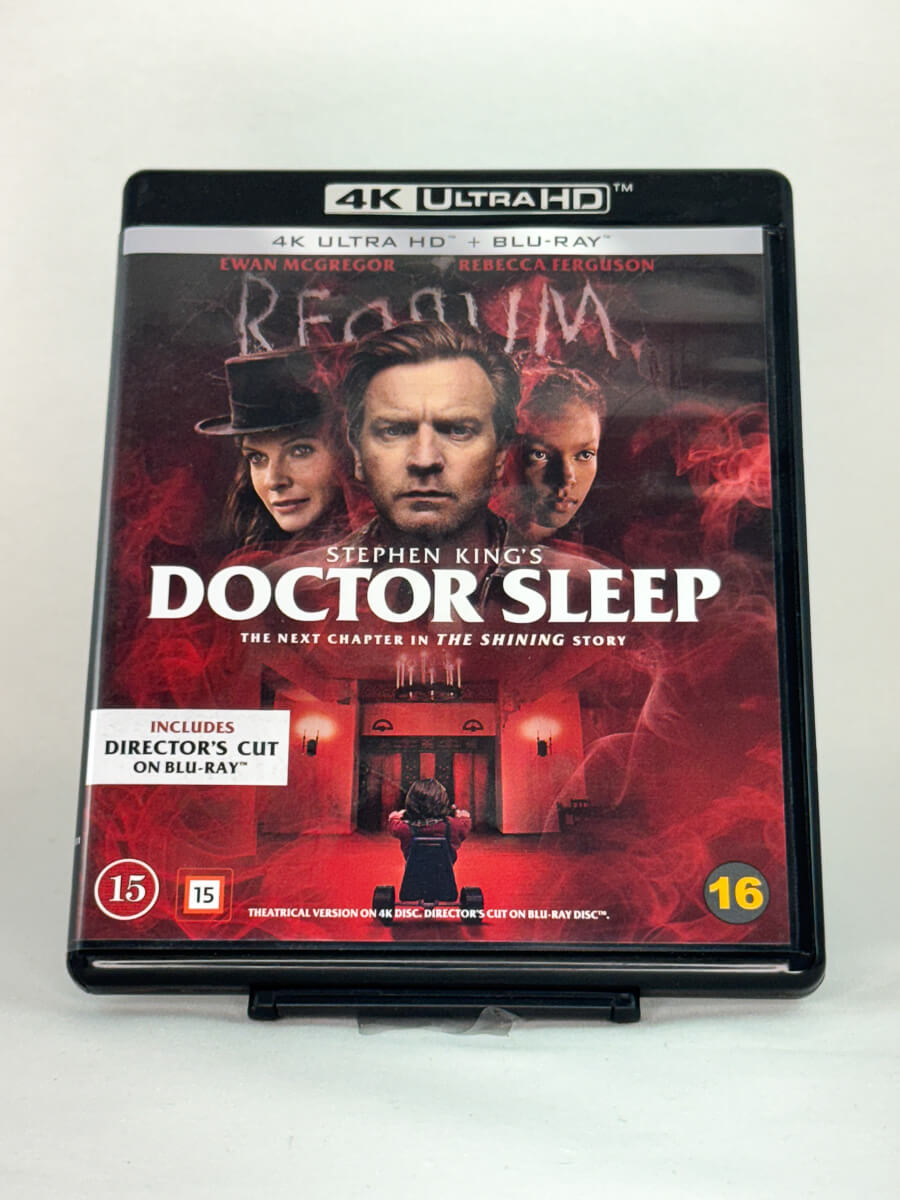 Forside av DVD-cover til Doctor Sleep – skrekkfilm basert på Stephen King, brukt cover forside hos Brukbar Film