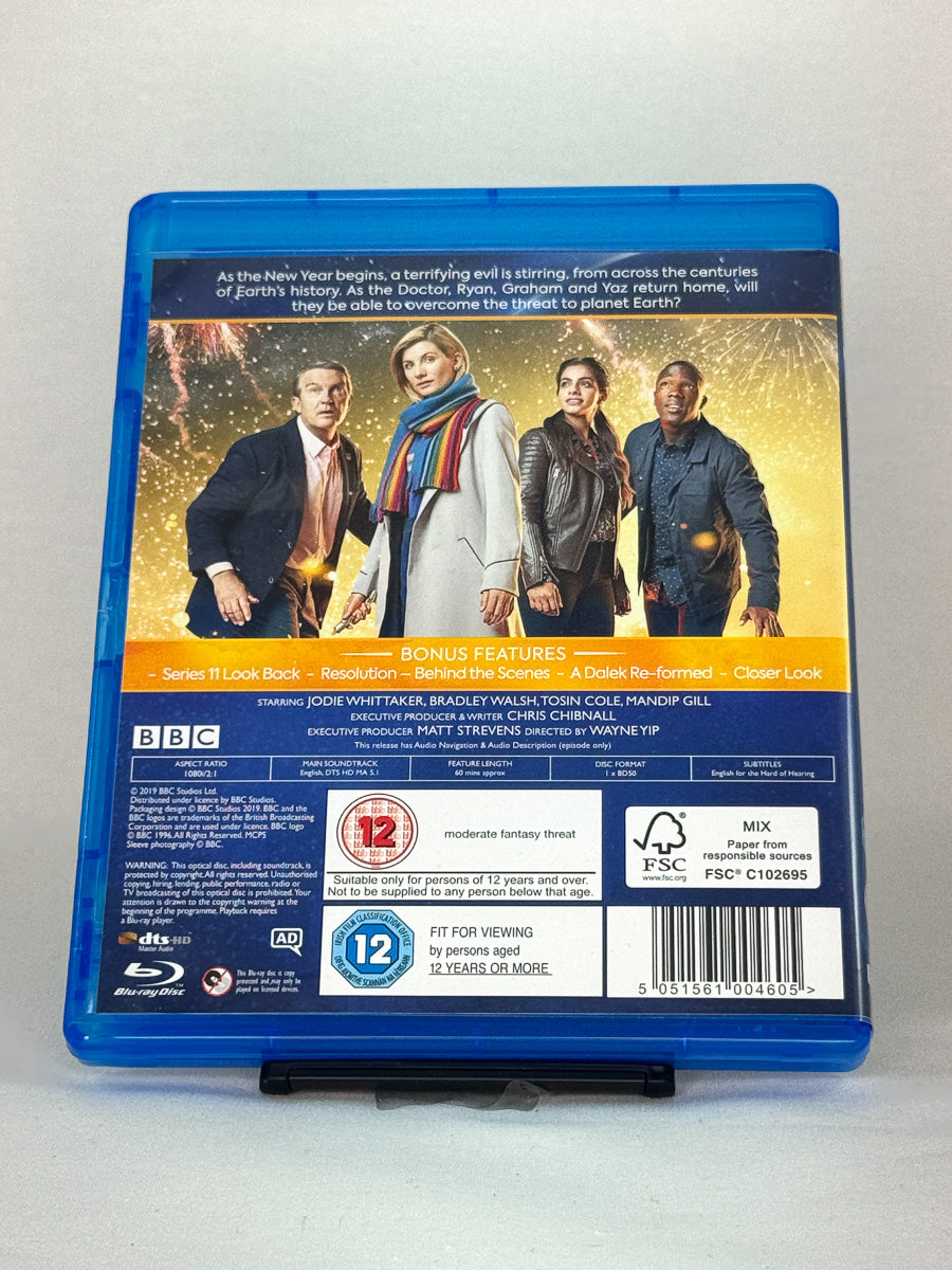 Bakside av Blu-ray-cover til Doctor Who: Resolution – eventyrlig science fiction fra BBC, brukt originalfilm på Blu-ray hos Brukbar Film.