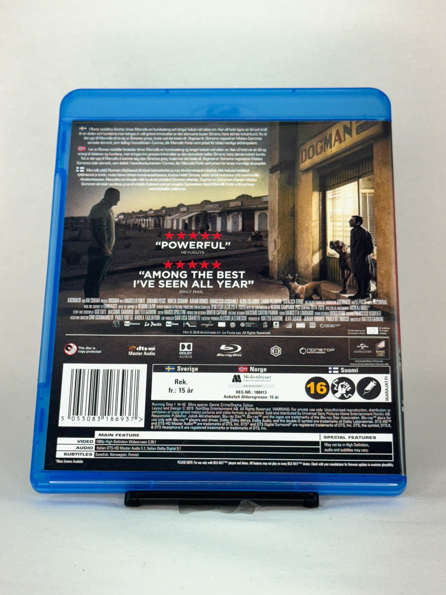 Bakside av Blu-ray-cover for Dogman – brukt Blu-ray-film i originalutgave, tilgjengelig hos Brukbar Film.