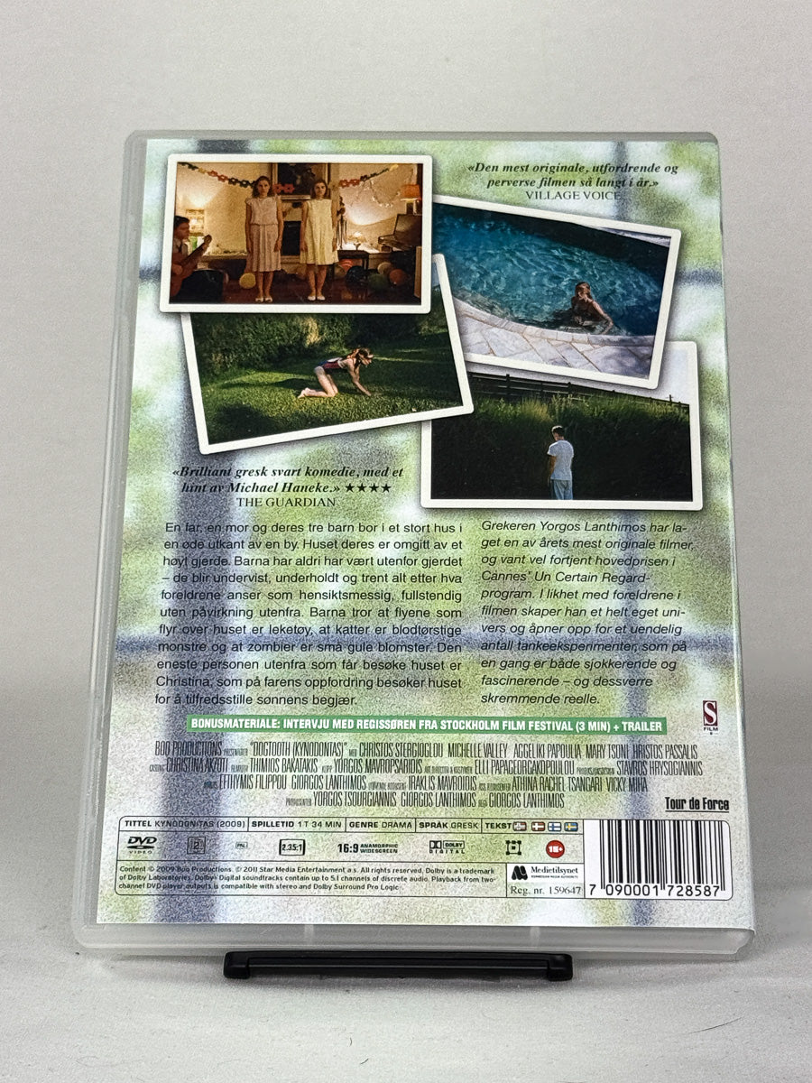 DVD-bakside til filmen Dogtooth
Baksiden viser info, spesifikasjoner og eventuell ekstratekst – produktbilde fra nettbutikken Brukbar Film