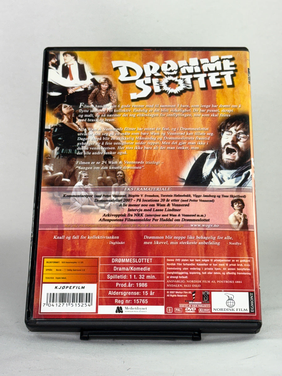 DVD-bakside til filmen Drømmeslottet
Baksiden viser info, spesifikasjoner og eventuell ekstratekst – produktbilde fra nettbutikken Brukbar Film