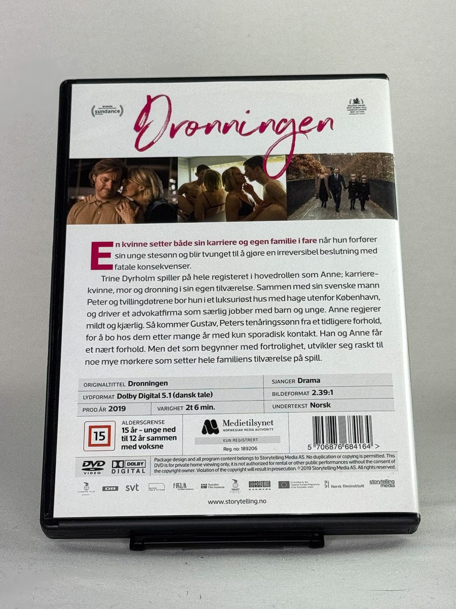 DVD-bakside til filmen Dronningen
Baksiden viser info, spesifikasjoner og eventuell ekstratekst – produktbilde fra nettbutikken Brukbar Film