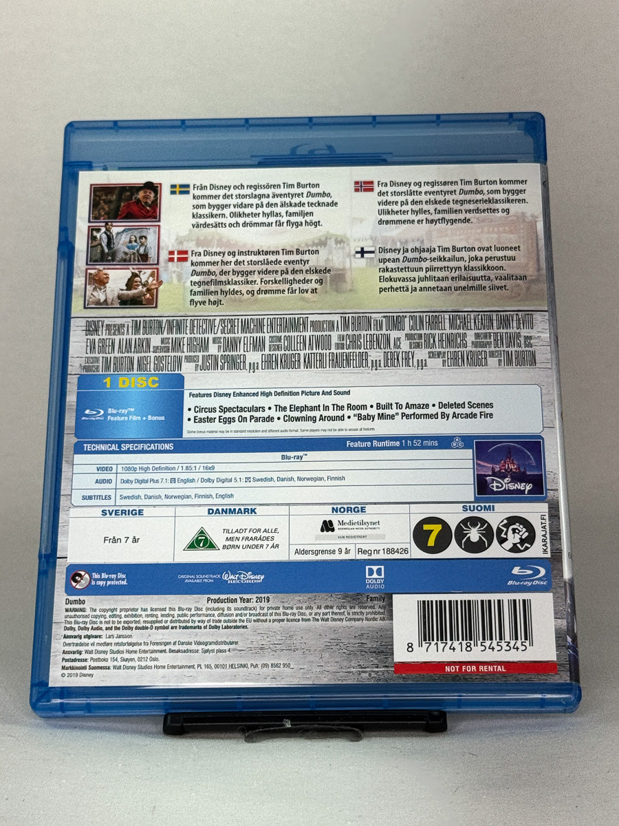 Bakside av Blu-ray-cover til Dumbo – magisk og visuelt gripende nyversjon med Colin Farrell og Eva Green, Blu-ray hos Brukbar Film.