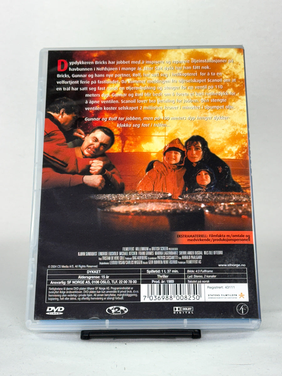 DVD-bakside til filmen Dykket
Baksiden viser info, spesifikasjoner og eventuell ekstratekst – produktbilde fra nettbutikken Brukbar Film