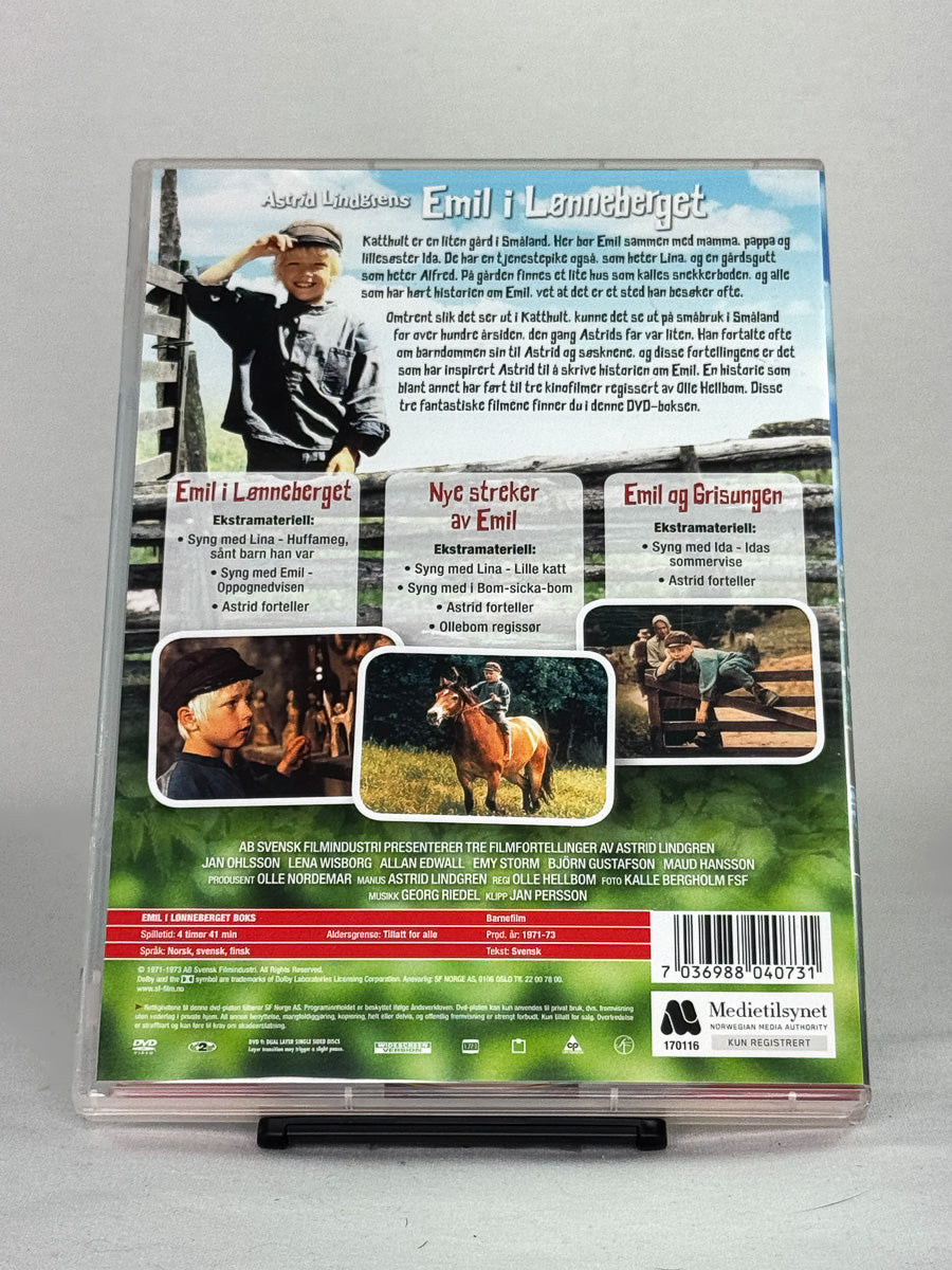 DVD-bakside til filmen Emil i Lønneberget (DVD Boks)
Baksiden viser info, spesifikasjoner og eventuell ekstratekst – produktbilde fra nettbutikken Brukbar Film