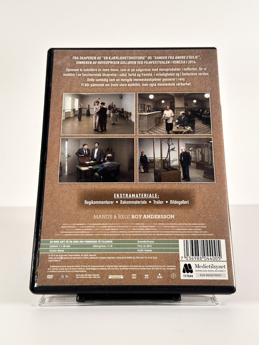 Bakside av cover til En due satt på en gren og funderte på tilværelsen på DVD
